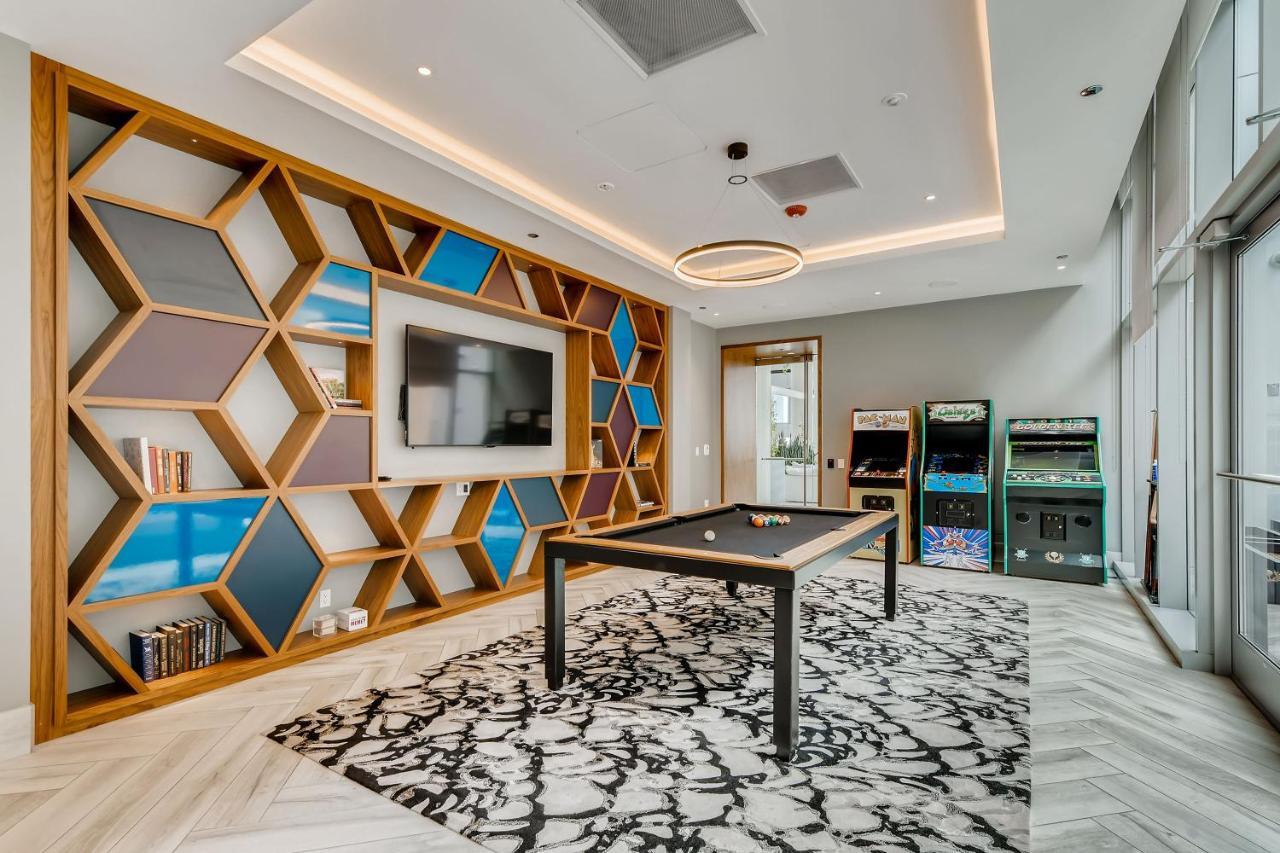 Sentral Michigan Avenue Aparthotel Chicago Eksteriør bilde The game room at the 2018 Student Union