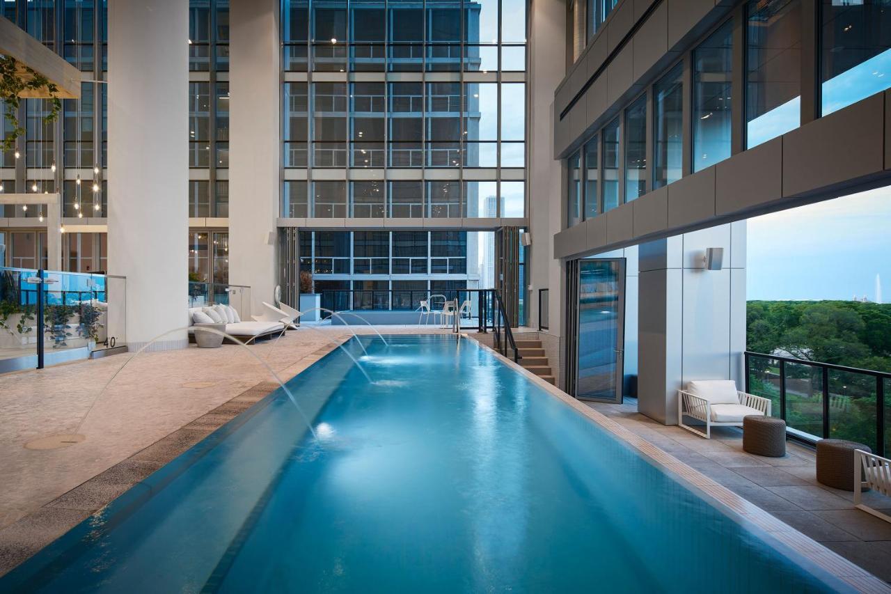 Sentral Michigan Avenue Aparthotel Chicago Eksteriør bilde The pool at the Ritz-Carlton, Dallas
