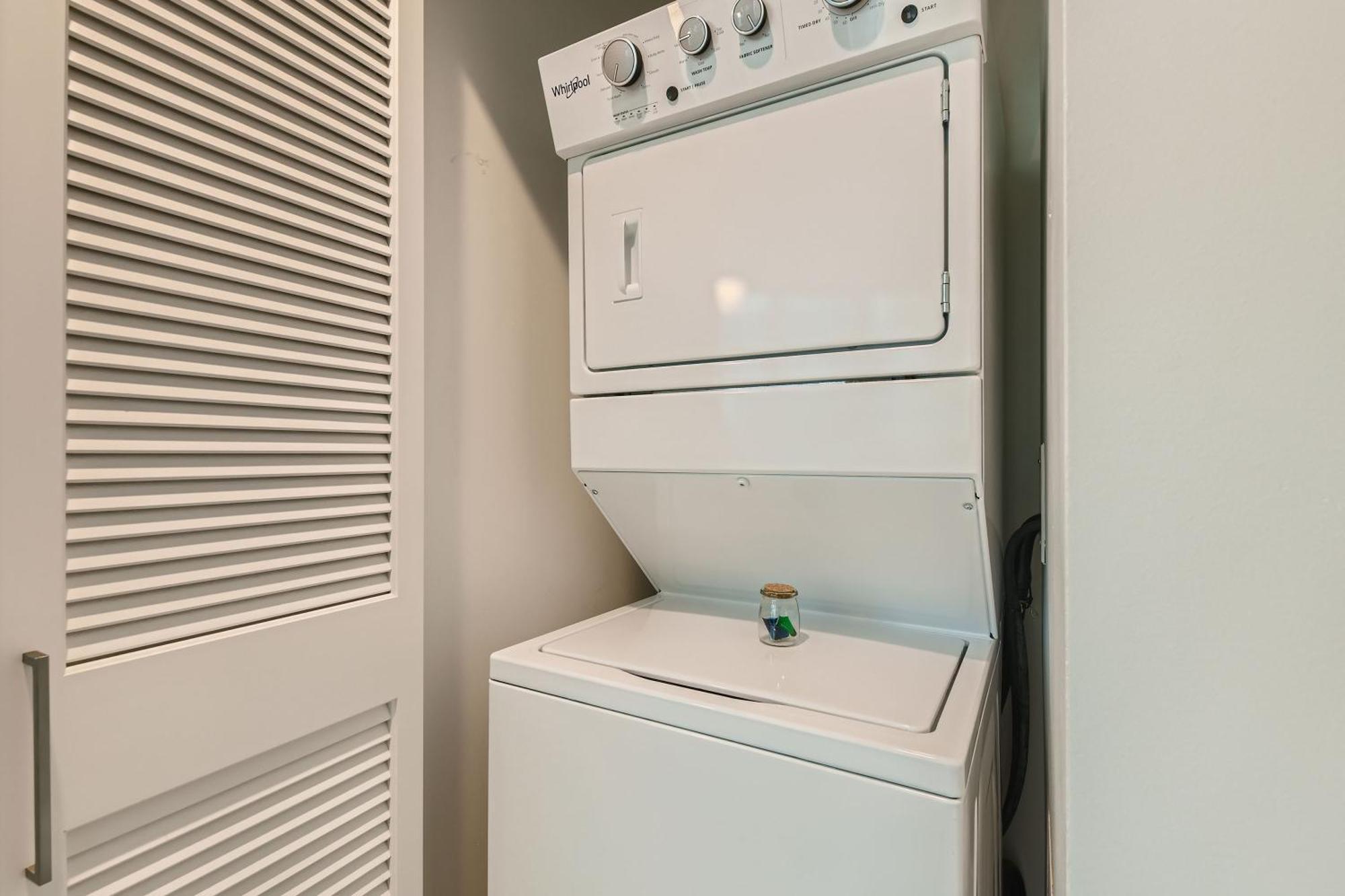 Sentral Michigan Avenue Aparthotel Chicago Rom bilde A stacked washer and dryer